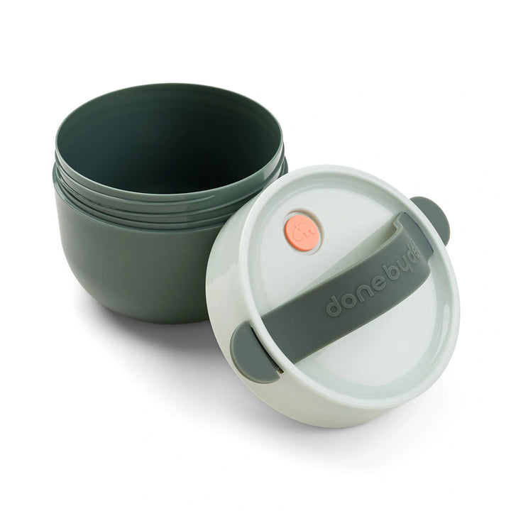 This lunch bowl is screw-on lid for leak-proof storage.