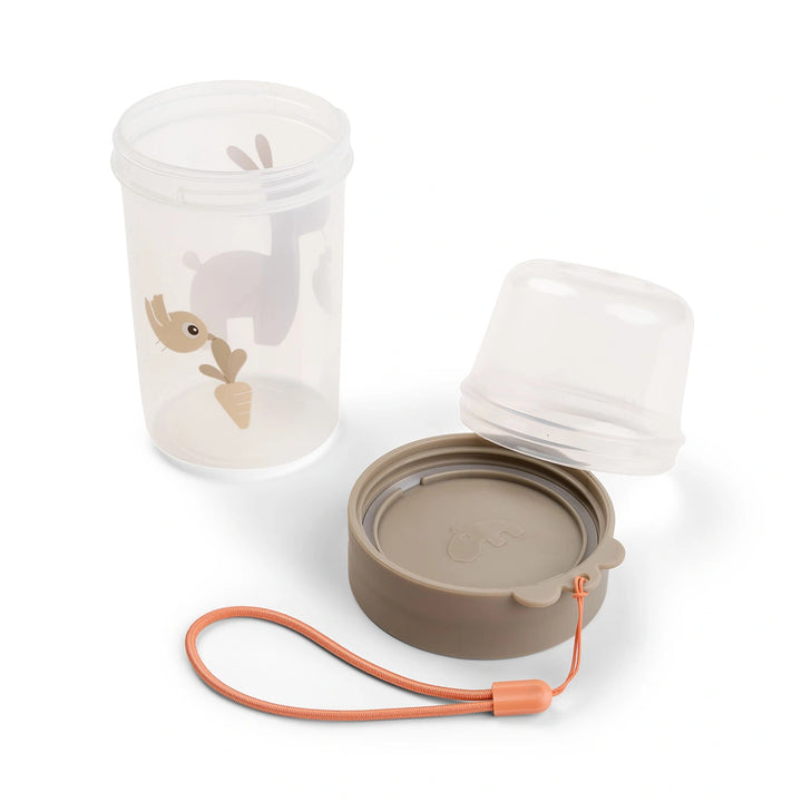 Done by Deer food container features a practical carry strap for easy transport.