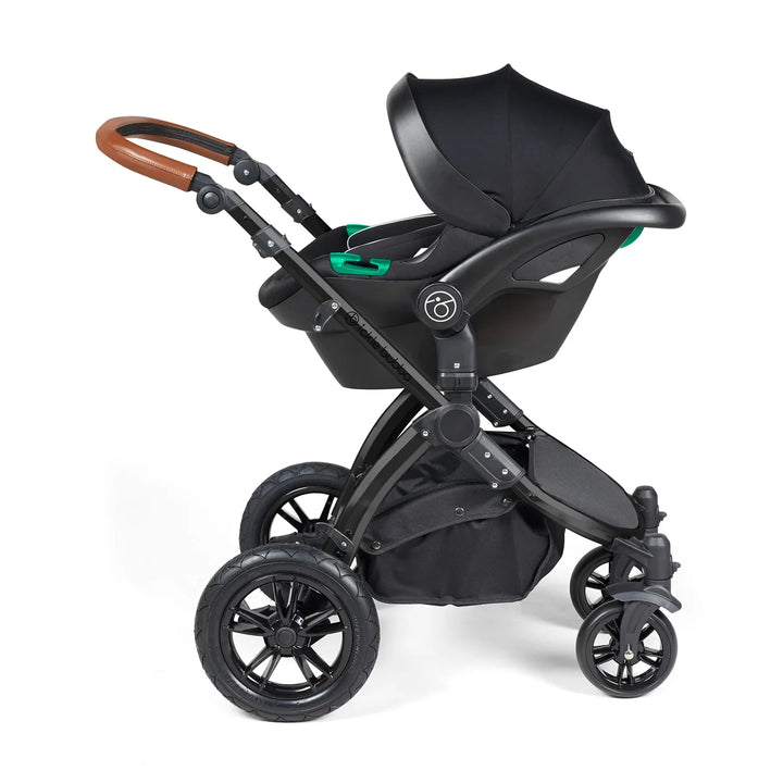 The pushchair seat unit can transform into a carrycot.