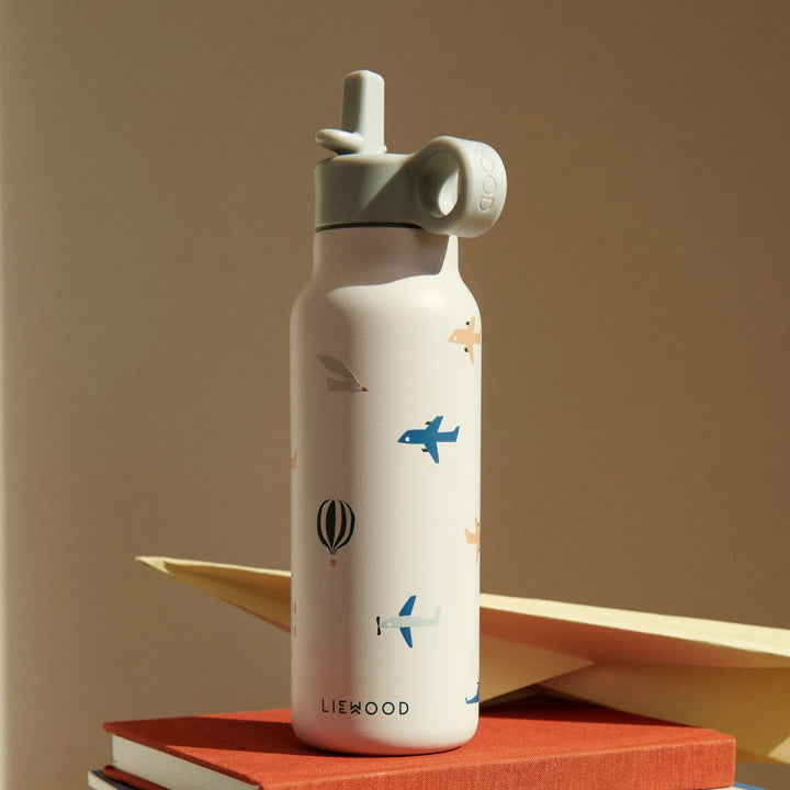 Dishwasher-safe Liewood water bottle featuring a hinge and lock mechanism for no spills.