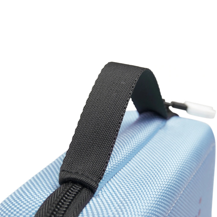 The practical carrying handle and zipper with a Tonie-designed pull