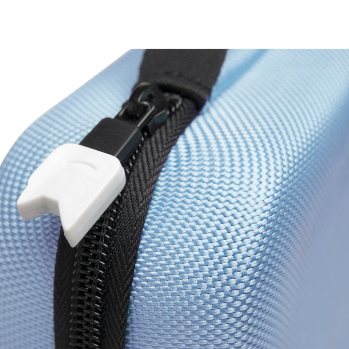 The practical carrying handle and zipper with a Tonie-designed pull.