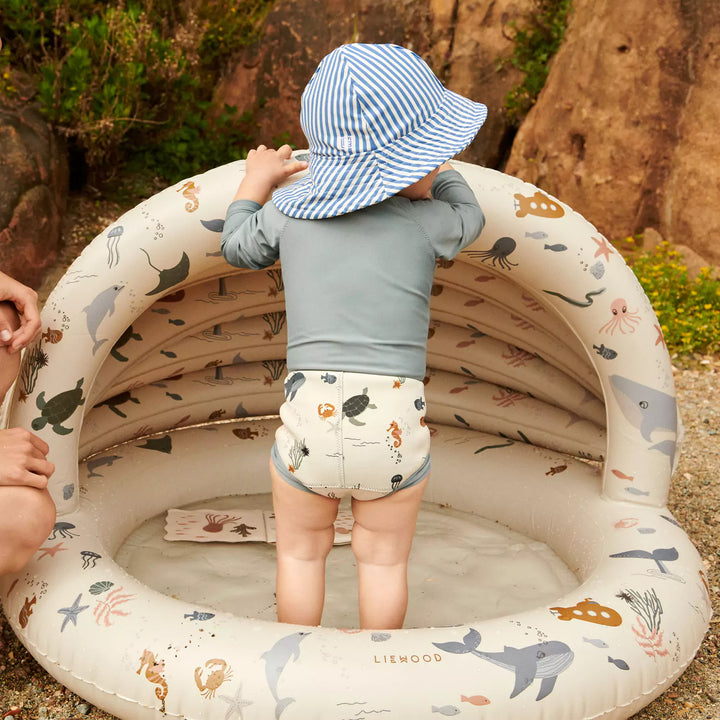 This liewood canopy pool offers enjoyable water play with a soft, cushioned bottom for your little one.