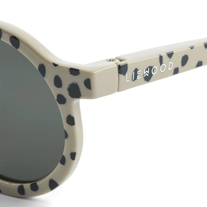 The TAC polarised lenses in Liewood Darla Sunglasses reduce glare and enhance visual clarity.