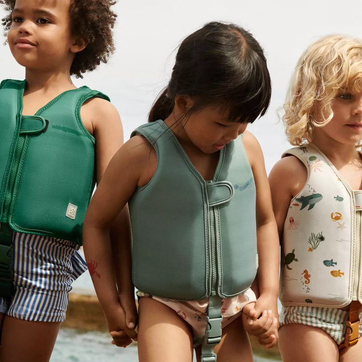 This Liewood Dove Swim Vest is made of smooth, quick-drying material and is comfortable and practical for active play.