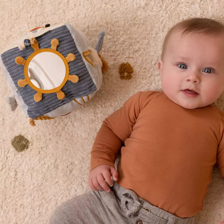 This cube in soothing blue is perfect for 0–6 month-old infants.