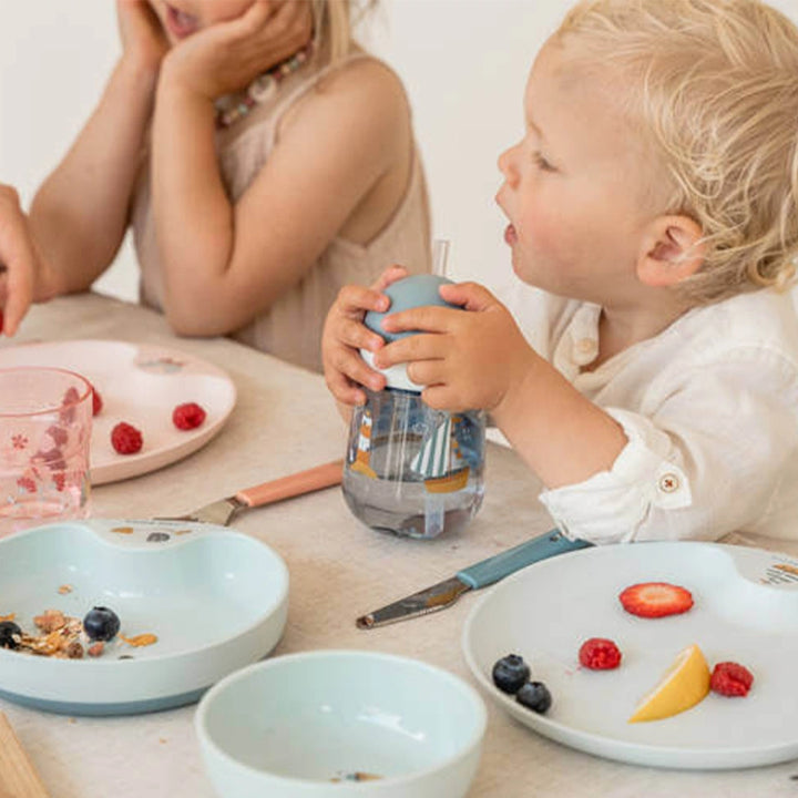 Baby straw cup that is easy to clean for trips