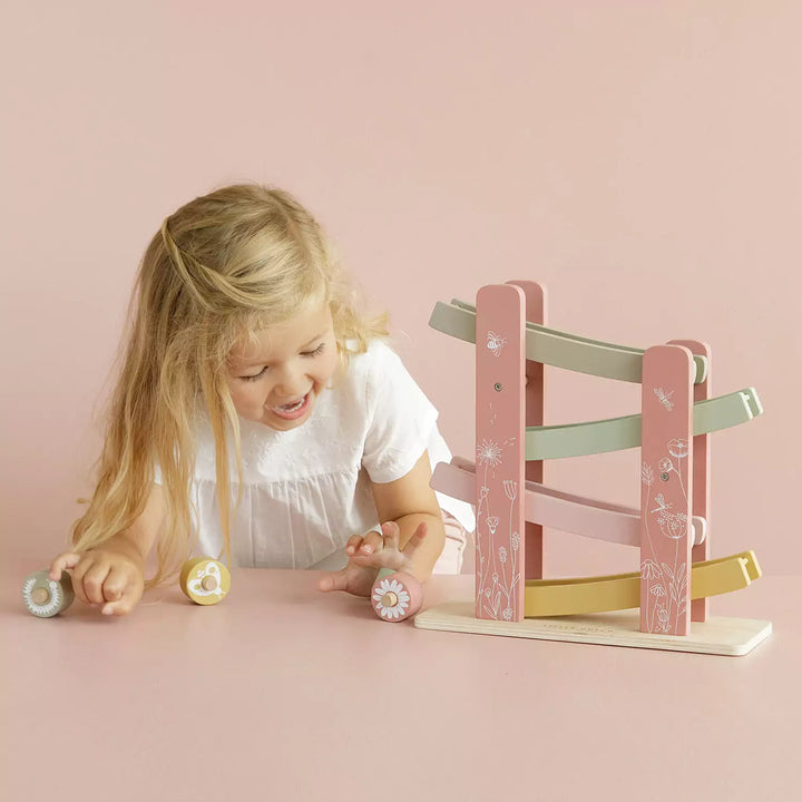 Flower-shaped wooden ramp racer: a worm races down the falling ramp