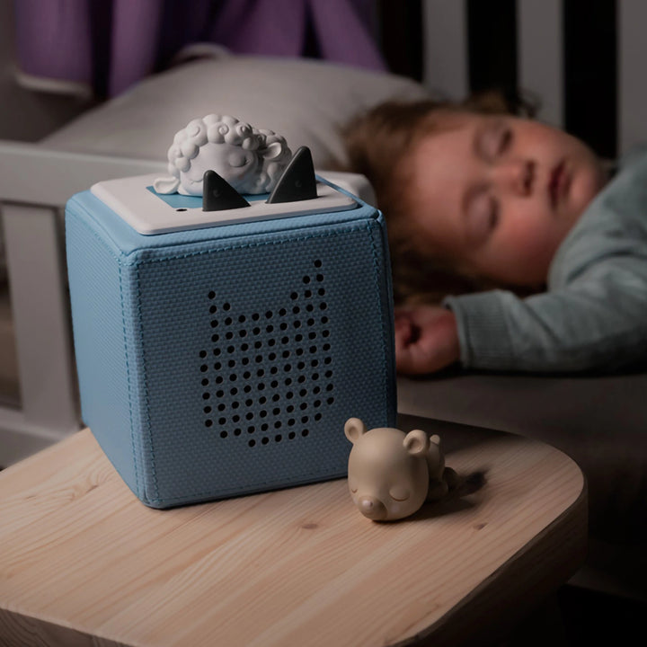 Happy child listening to the Sleepy Bear Tonie, enjoying soothing bedtime stories and music that promote relaxation.